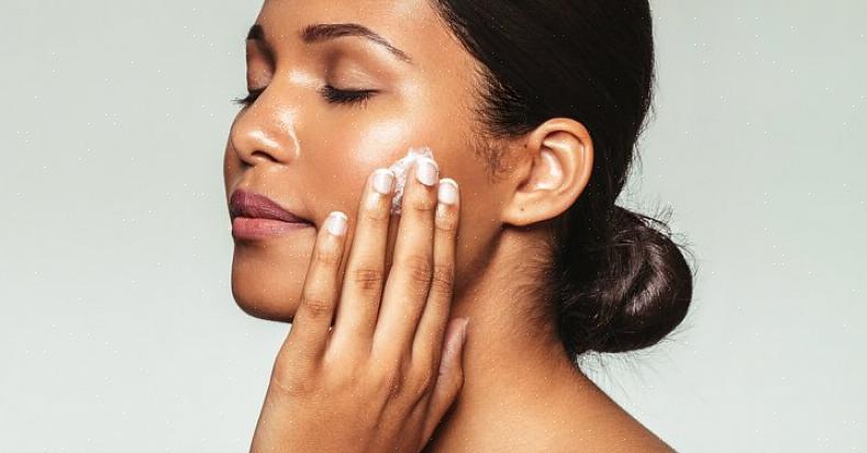 שמירה על לחות העור שלנו עוזרת לנו בדרכים רבות ושונות